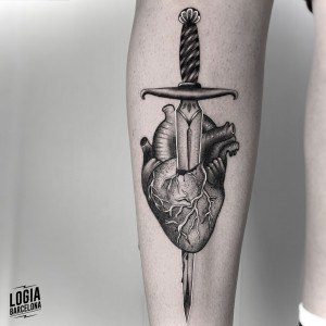 tatuaje_brazo_corazon_daga_logia_barcelona_paula_soria